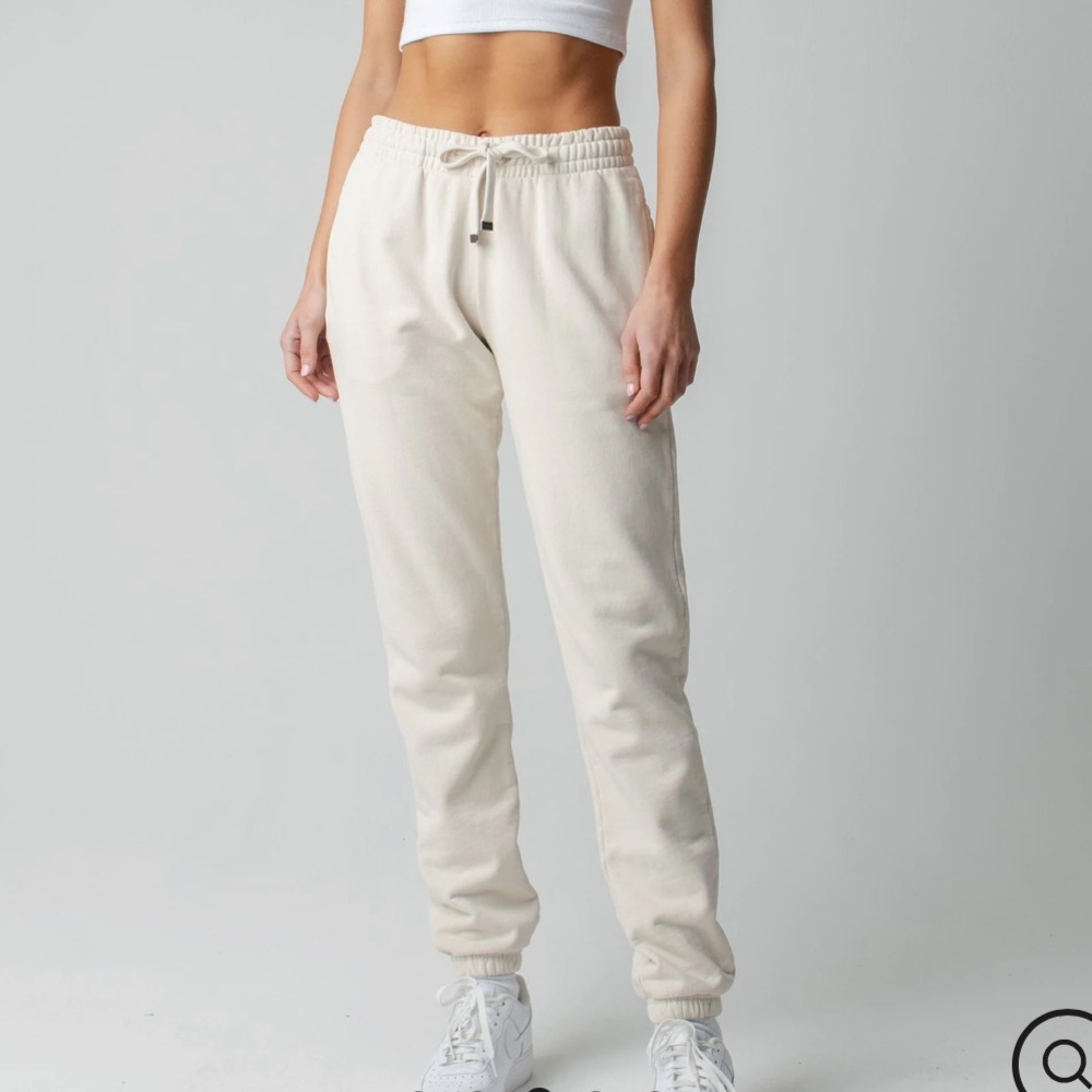 Talentless sweatpants in color bone, size M.